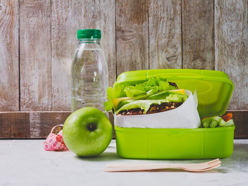 Pomme, eau et salade