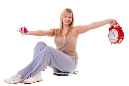 Une fille qui veut perdre du poids mange sainement et selon un régime