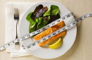 Poisson avec salade pour perdre du poids avec un régime protéiné