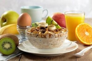 bouillie aux fruits comme petit-déjeuner sain pour perdre du poids