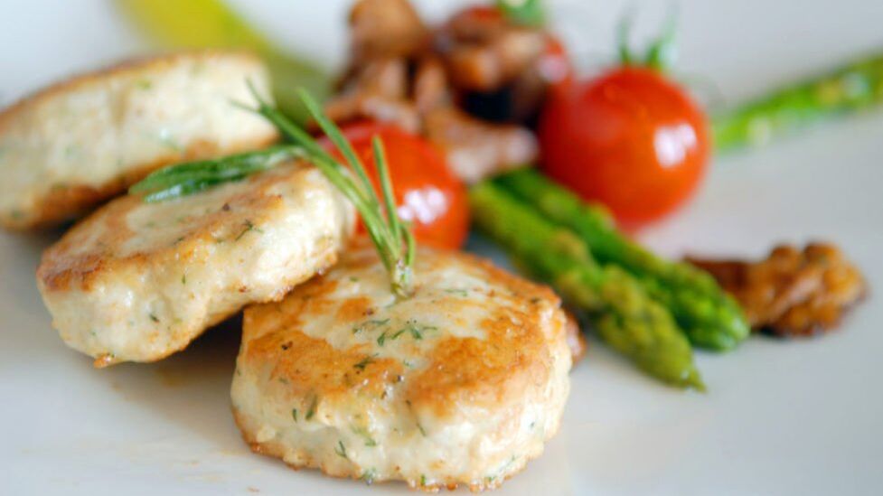 Légumes grillés avec des galettes de poisson dans le menu diététique