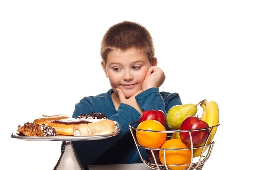 Éliminer les aliments sucrés malsains de l'alimentation d'un enfant en faveur des fruits